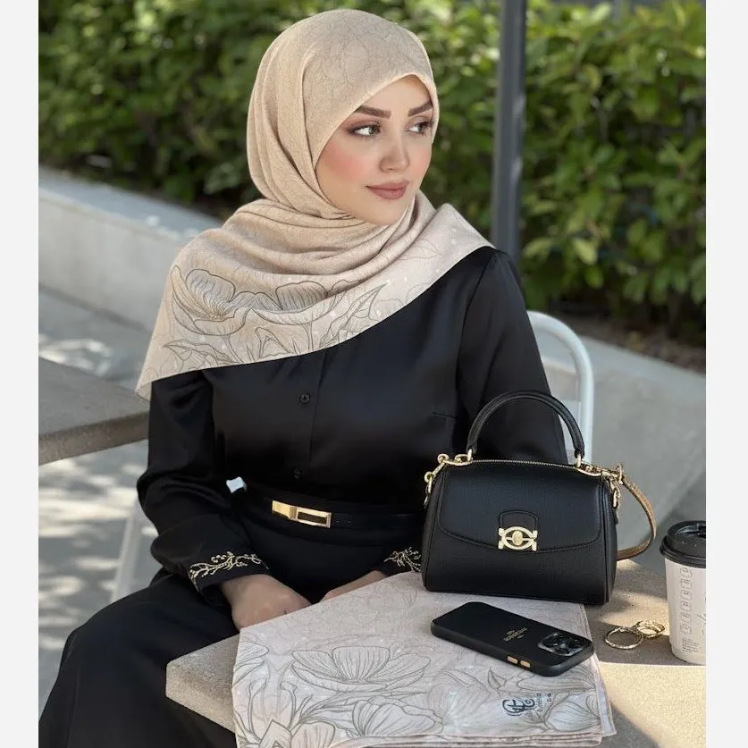 روسری نخی کاستوم طرح ندا قواره بزرگ 140 سانتیمتر چرخ دوز لیز نیست