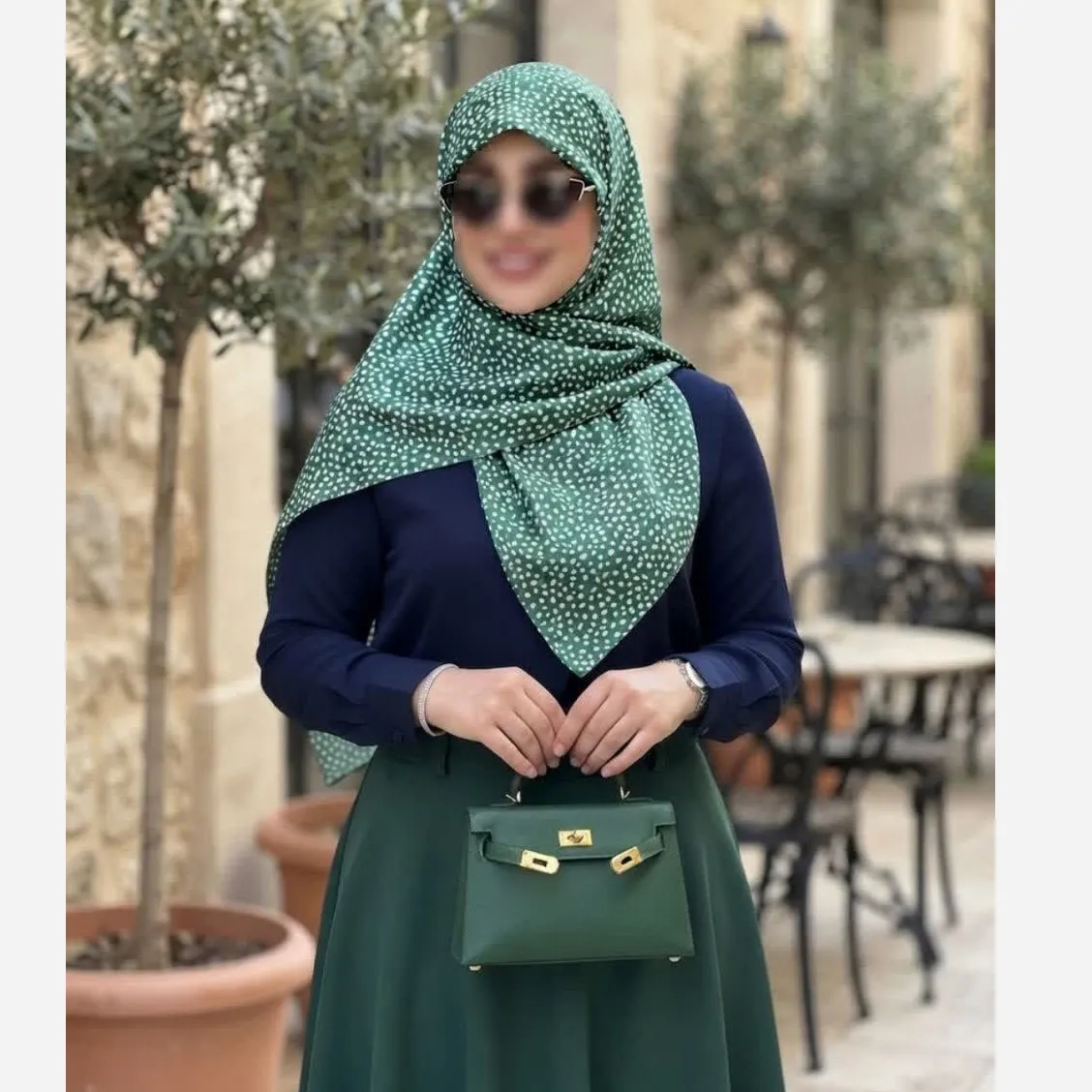 روسری نخی کاستوم طرح سپید قواره 110 دور دوخت بدون لیز خوردگی