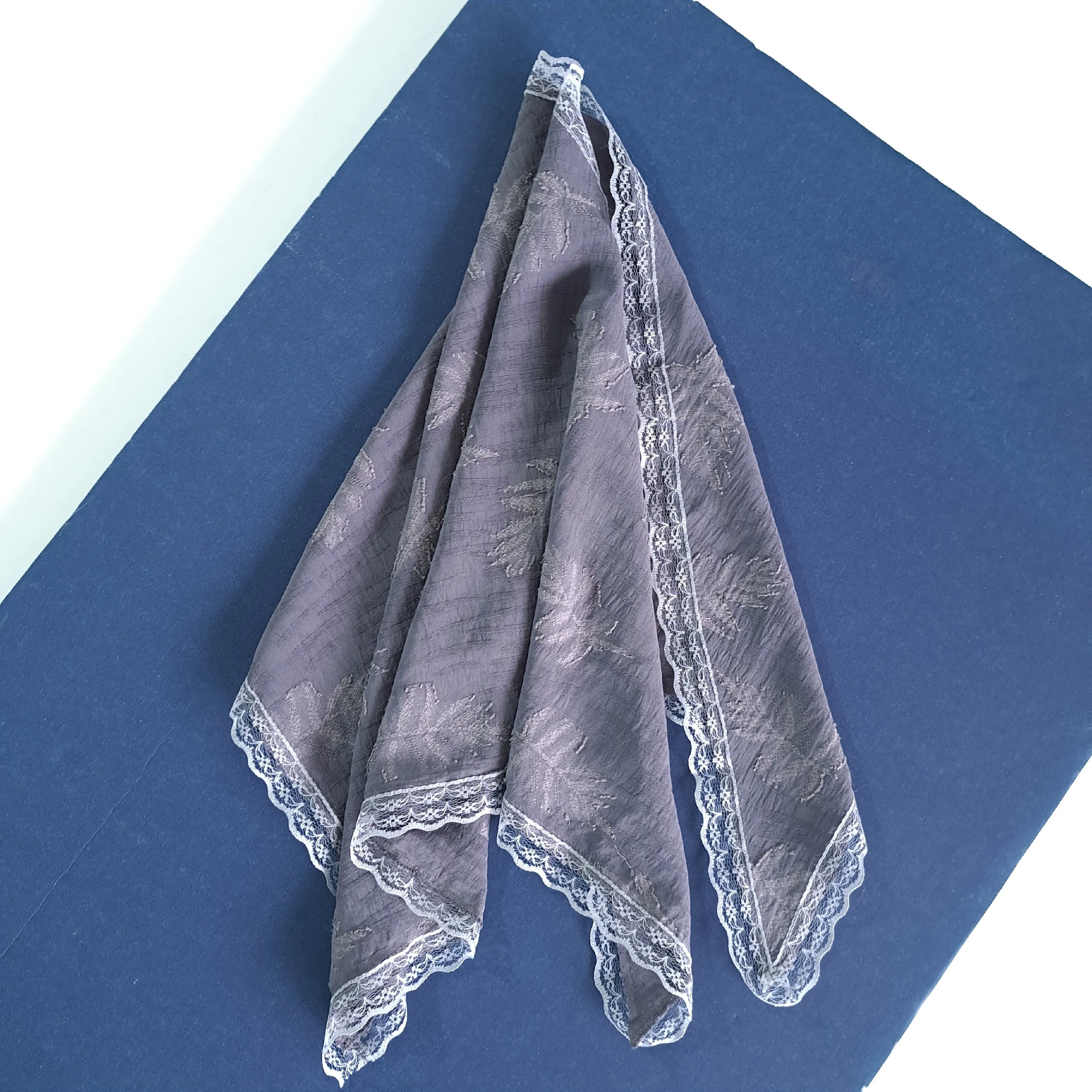 مینی اسکارف سه گوش نخی طرح کاج ابعاد 120 در 80 رنگ نسکافه ای مشکی طوسی سفید