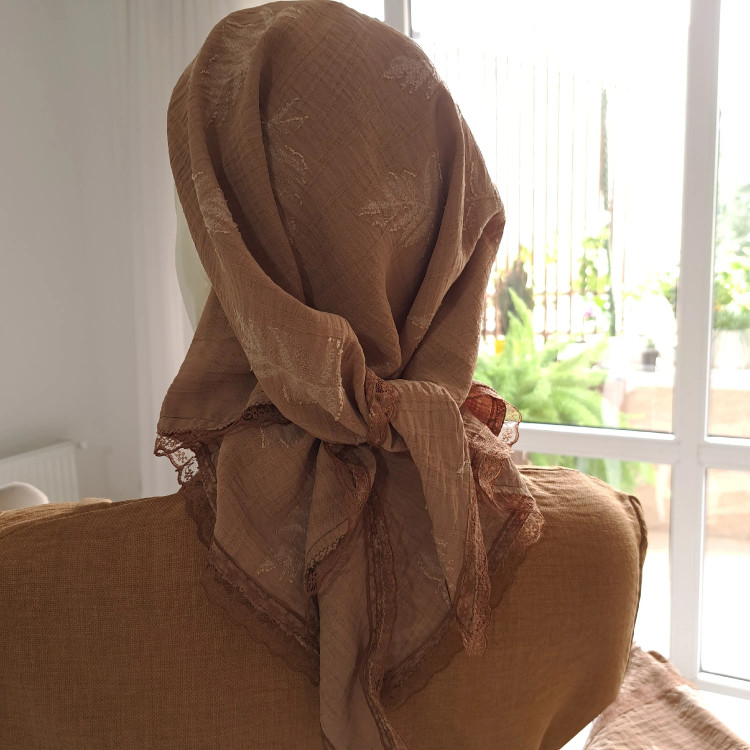 مینی اسکارف سه گوش نخی طرح کاج ابعاد 120 در 80 رنگ نسکافه ای مشکی طوسی سفید