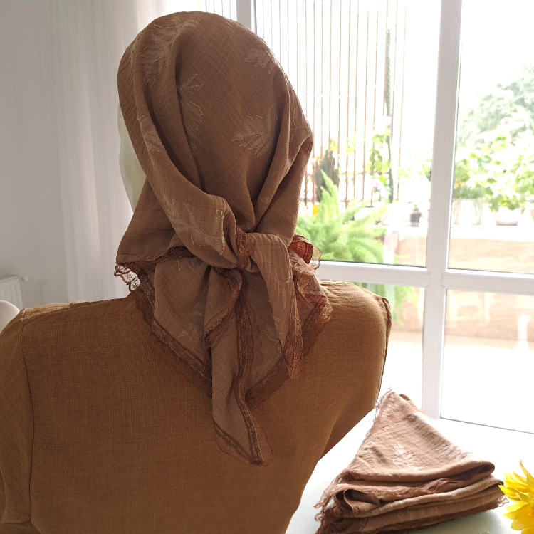 مینی اسکارف سه گوش نخی طرح کاج ابعاد 120 در 80 رنگ نسکافه ای مشکی طوسی سفید